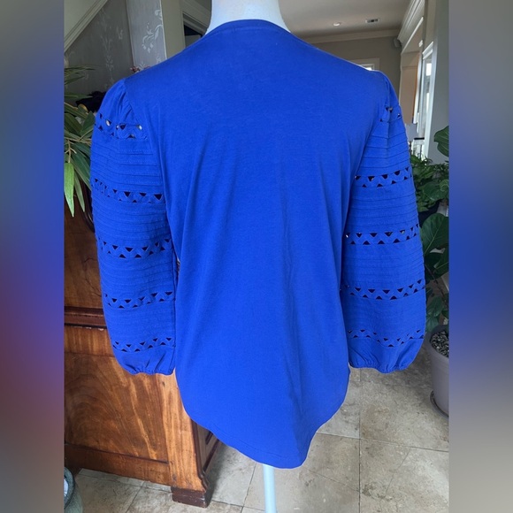 Chico’s ladies  blue puff sleeve top excellent condition. Medium NWOT. - Picture 8 of 9